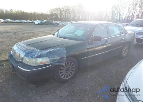 2005 Lincoln Town Car Executive L from USA, damaged, VIN 1LNHM84W25Y624178